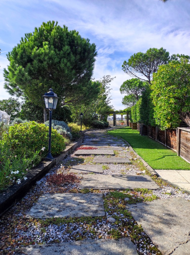 Terrasse végétalisée haut de gamme perchée sur les toits de Paris. Atelier MR Paysagiste.