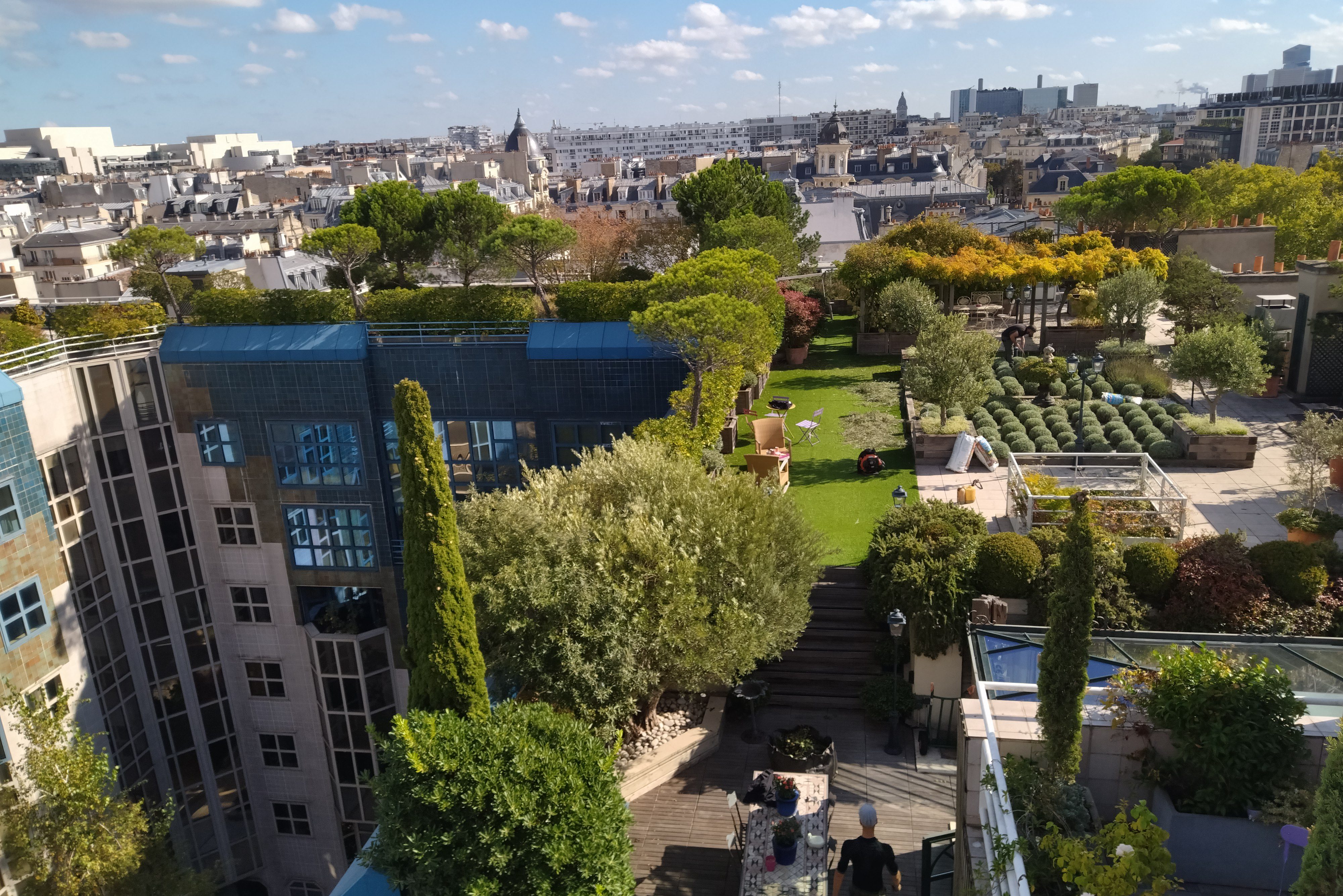 Un rooftop XXL aménagé sur le toit d'un immeuble à Paris. Atelier MR Paysagiste
